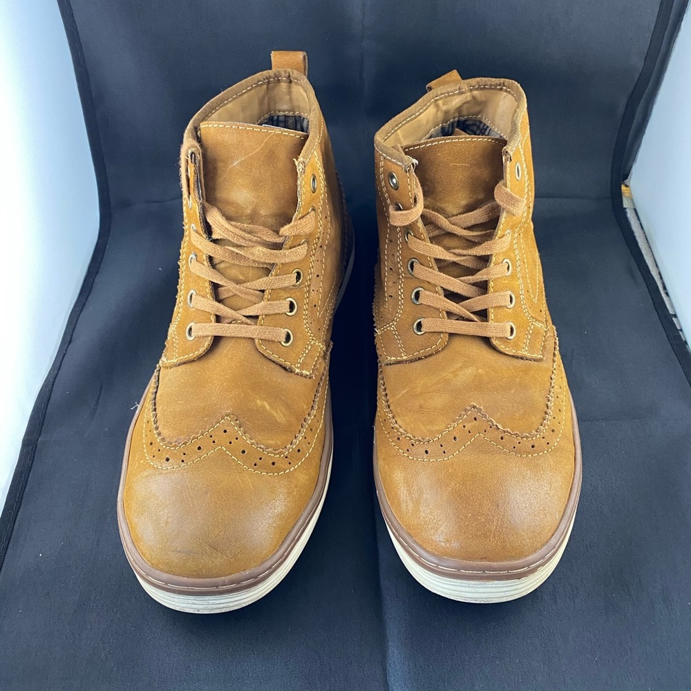Suede wing-tip round toe boots